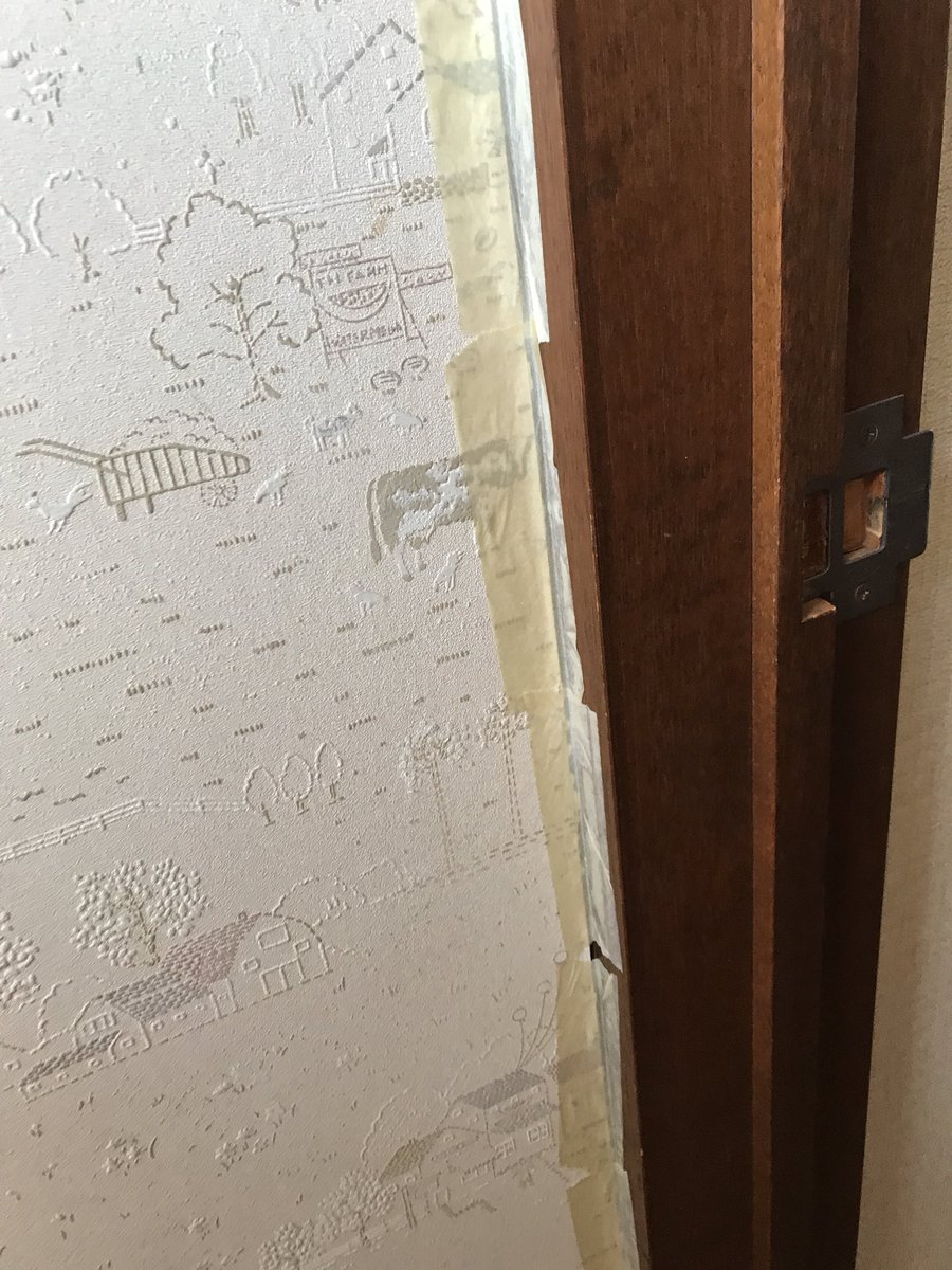 コンキュート １ まずは剥がれた壁紙を補修 木工用ボンドを筆で剥がれた壁紙に塗り マスキングテープを貼ります 反ってしまっている場所はアイロンをあてると真っ直ぐになります