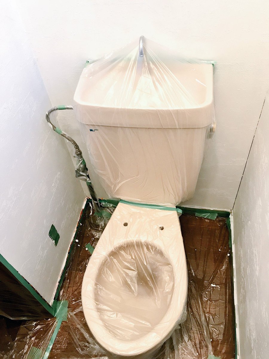 コンキュート Ar Twitter １ まずは剥がれた壁紙を補修 木工用ボンドを筆で剥がれた壁紙に塗り マスキングテープを貼ります 反ってしまっている場所はアイロンをあてると真っ直ぐになります