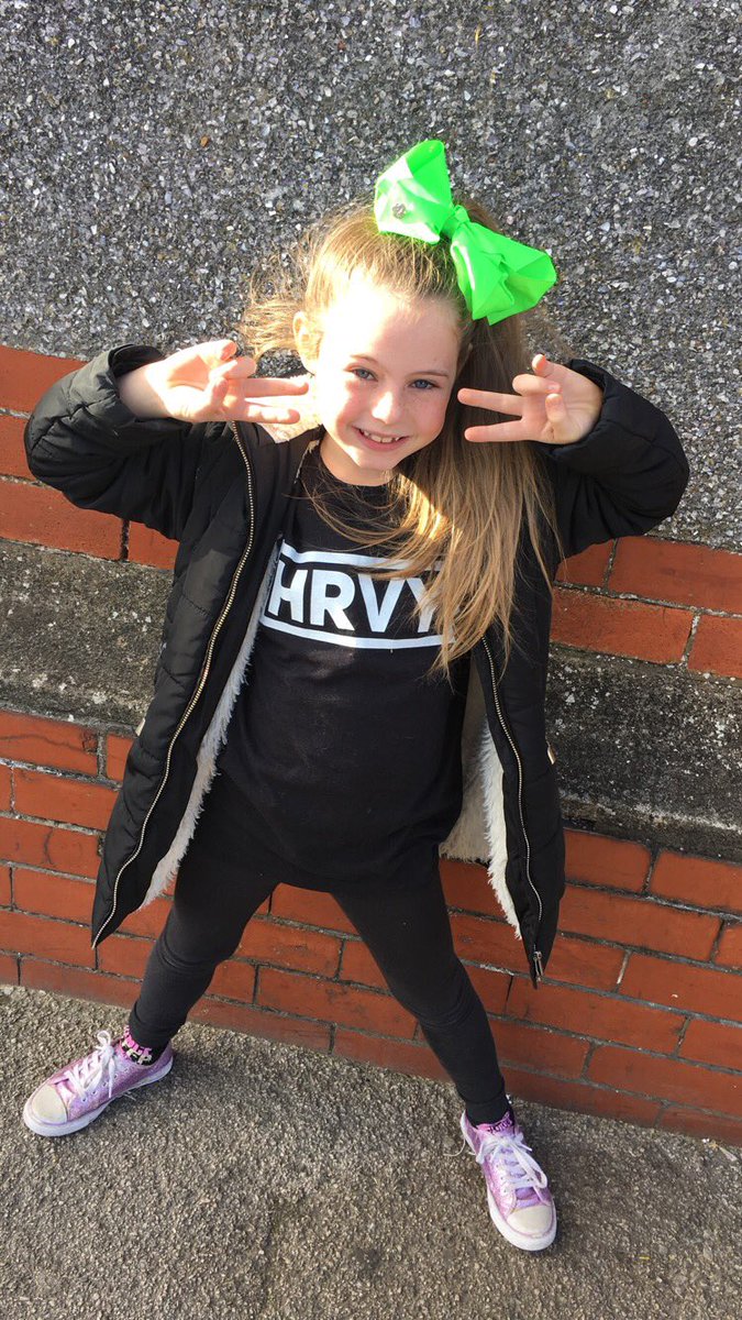 SophMLong's tweet photo. Waiting at the front of the queue for @HRVY and @itsjojosiwa #SLIMEFEST18 https://t.co/YXStUUu2Ou