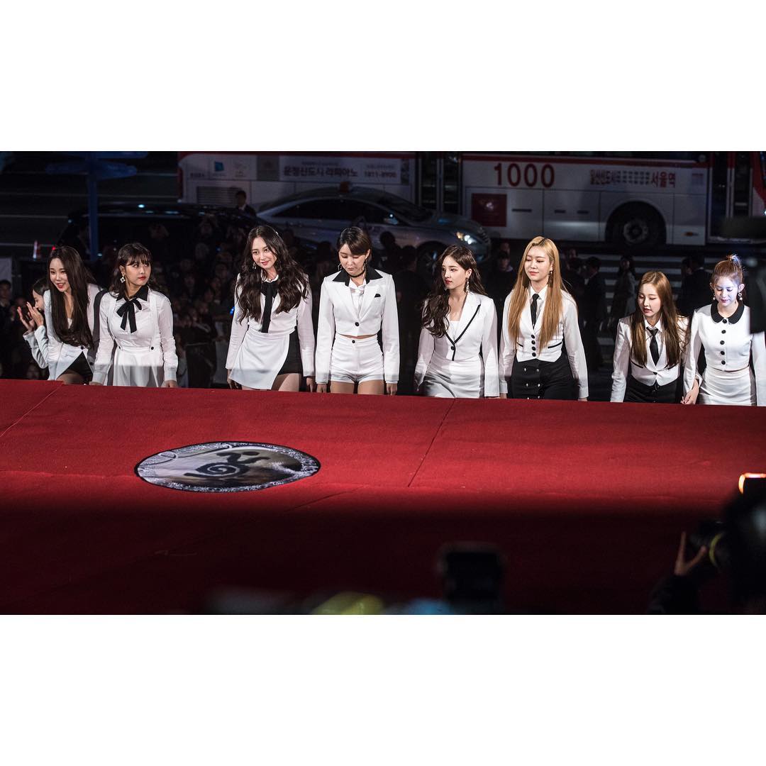 MerryGoRoundUAE's tweet photo. Where's Yeonwoo??๐คฃ๐คฃ๐คฃ
Dabin be like: ๐๐๐ *wave wave* Busy waving to the fans.๐๐คฃ #QueenofFANService #Momoland #LeeDabin https://t.co/FwxUZ7elsV