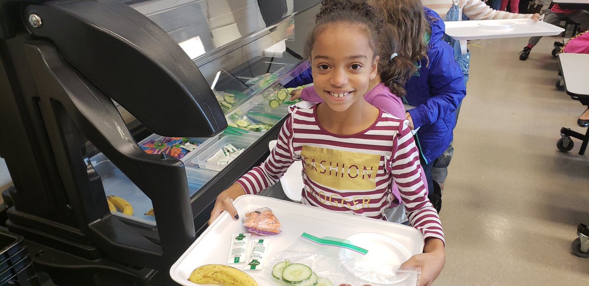Rupertelem's tweet photo. Today was the first day for the salad bar at lunch time.  It was great to see our students eating so many fresh fruits and vegetables! @JohnJarmato @PSD_Wellness @DavidGenova33 @pottstownschool https://t.co/qNXIqoQOW6