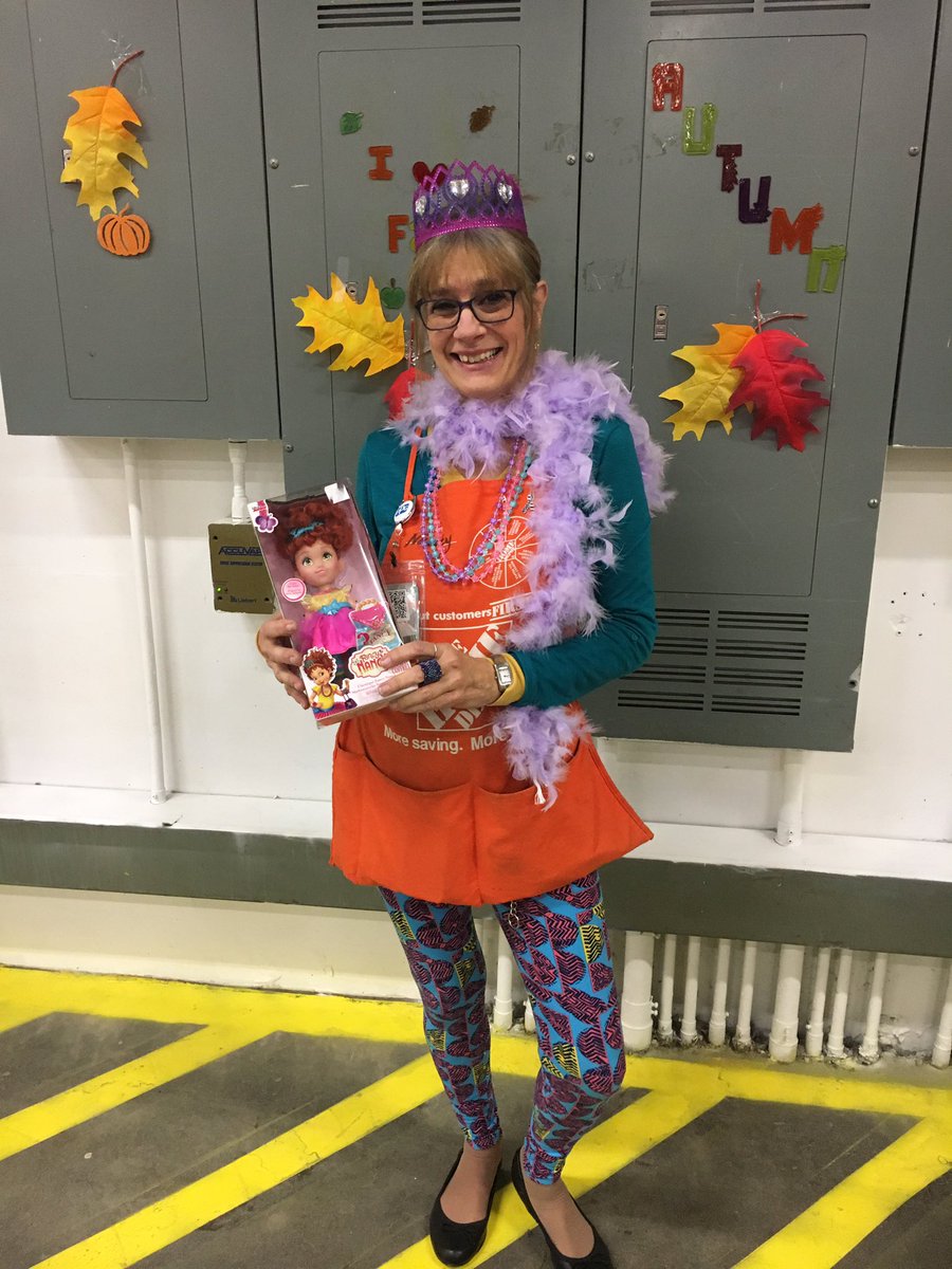 Cartoon Day in Newburgh.. Our very own Fancy Nancy was dressed as “Fancy Nancy” #CAM2018 #newburghHD @dangracehd