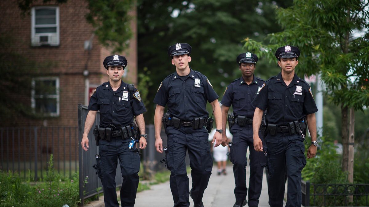 Pleasing the policeman. Офицеры NYPD. NYPD Police униформа. NYPD Police Officer. Форма полиции Нью-Йорка.
