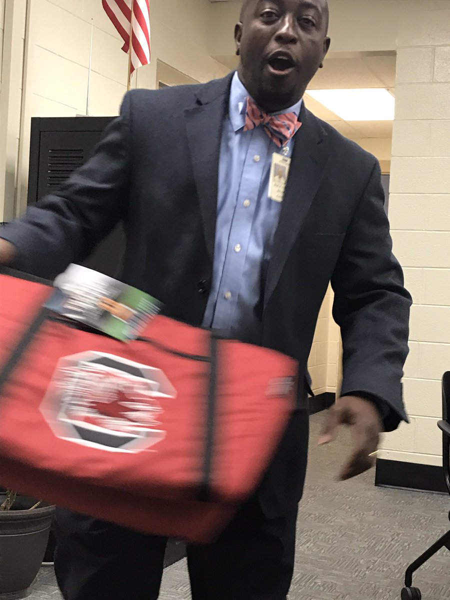 Coach_Dez_PE's tweet image. 🚨RETWEET ALERT🚨If this gets 500 retweets @gad1127 agreed to wearing GAMECOCK attire to work on the Tuesday before the USC/Clemson game! That’s the last day before Thanksgiving Break.  Y’all help me get boss man in garnet &amp;amp; black!!!! #GoCocks 🏈🐔🤙🏼