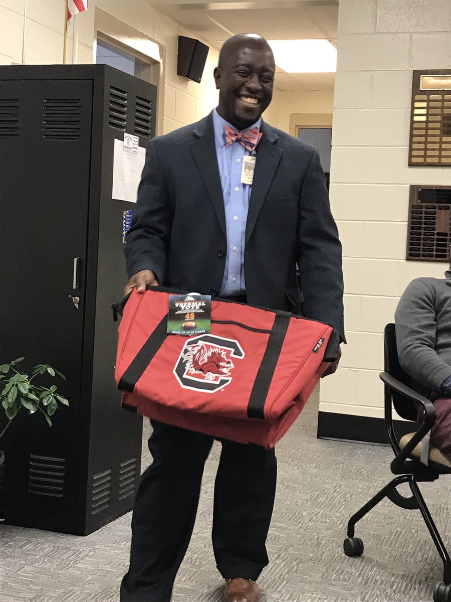 Coach_Dez_PE's tweet image. 🚨RETWEET ALERT🚨If this gets 500 retweets @gad1127 agreed to wearing GAMECOCK attire to work on the Tuesday before the USC/Clemson game! That’s the last day before Thanksgiving Break.  Y’all help me get boss man in garnet &amp;amp; black!!!! #GoCocks 🏈🐔🤙🏼