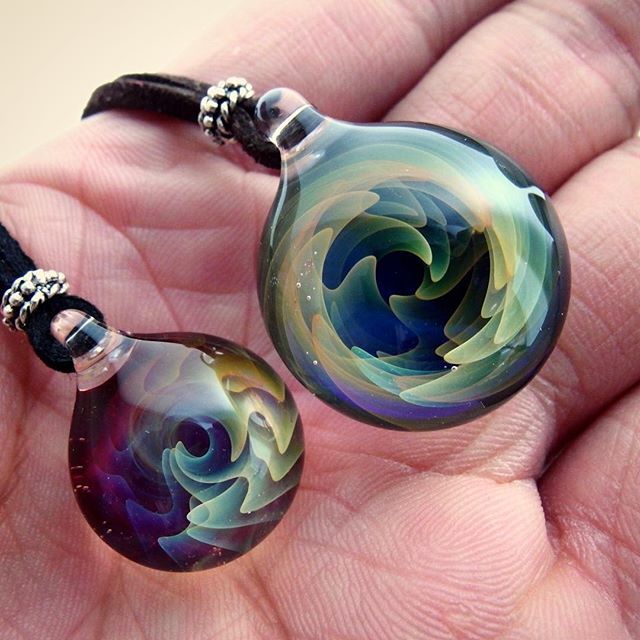 gamart5's tweet photo. rainbow fume spiral pendant . . スパイラルシリーズのペンダント . 左が赤バックのミニサイズ . 右が青バック . #fume #borocilicate #ハンドメイドガラス #ガラスペンダント #gamart #glasspendant #glassart #ボロシリケイト https://t.co/QCjq3Zy5HH
