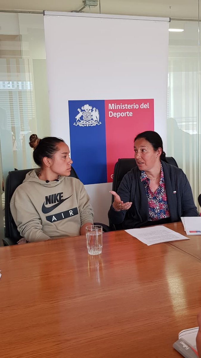 kantor_pauline's tweet photo. Porque queremos trabajar de la mano de nuestros deportistas y aporyarlos en sus distintas etapas de la vida, nos reunimos con la gimnasta Makarena Pinto para trabajar un nuevo modelo de la Beca #Proddar que respete procesos y plazos.@MarceSabat @erikaoliverad https://t.co/pHW9wTJqQ6