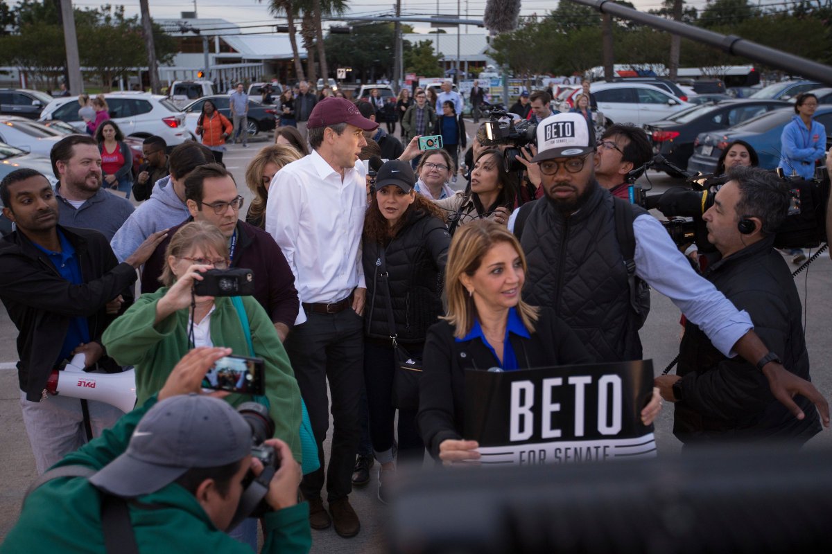 TexasTribune's tweet photo. 1/ #EarlyVoting starts TODAY. We're hearing about lines in Houston and Austin.

Here's everything you need to know to vote: https://t.co/QnqDKppbvC

#texas2018 #txlege #txsen #Midterms2018 https://t.co/4kV9sqMdK3