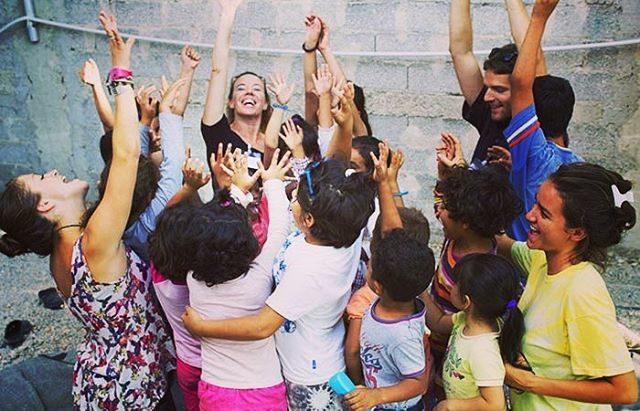 Afgelopen zomer heeft Iris 3 weken als vrijwilliger gewerkt in een vluchtelingenkamp in Athene. Een heftige, maar ook zeker mooie ervaring!
'Het feit dat alle bewoners van het kamp zo dankbaar waren zorgde ervoor dat het werk mij erg veel voldoening gaf! ' Lees op onze websi…