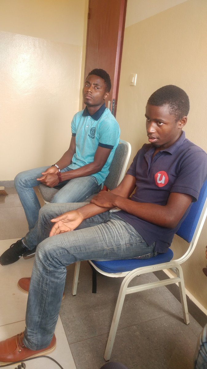 krawist's tweet image. @CurtisKakeu tu grondais seulement ?? 
La séance était pleine de remarques et de présentations des problèmes de tout un chacun
 #androidcoffee