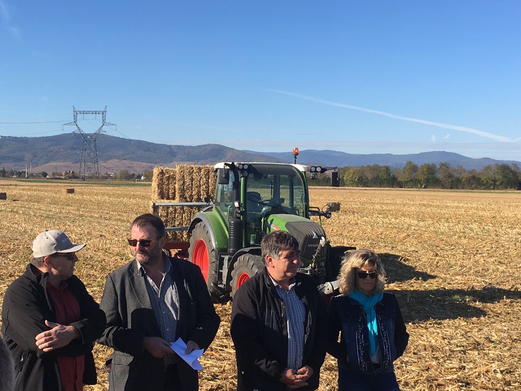 Patoon68's tweet photo. Aujourdâhui confĂ©rence de presse de la #Fdsea68 Et @FDSEA67 OpĂ©ration solidaritĂ© avec nos amis du Doubs: paille de #MaĂŻs plante formidable au secours des Ă©leveurs dans cette anne climatiquement compliquĂ©! Grand merci Ă @SophieBarleon et Ă @remy67600 https://t.co/HiSRPV7Zg6