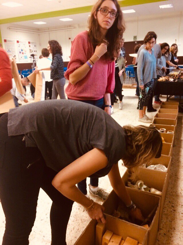 cesirecat's tweet photo. Avui #creativART a #itinerarisartistics amb @ArianneSerrat i Silvia Garreta. Fomentem la #creativitat i #pensamentsivergent amb #pecessoltes (#minimons) i la #psicomotricitat. @cesirecat #STEAMCat #docentsart #transformaciocentresart https://t.co/tJrRb6KRSv