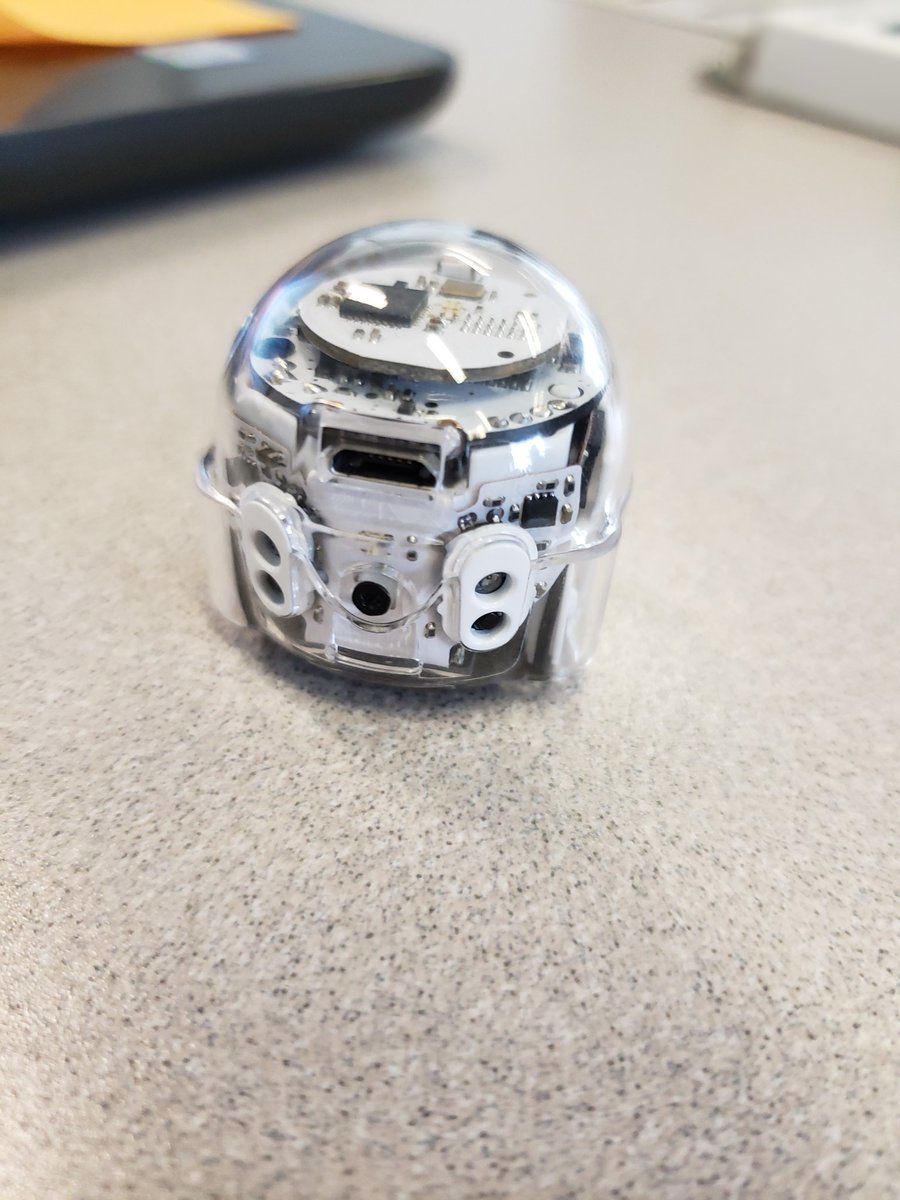 _Miss_Howard's tweet photo. Got to play with these fun ozobots in class today! They are such a fun tool (toy) for students to learn about computational thinking! So excited for the next classes with our guest instructors @MrsWambold @MsLivick 
@WSUVEdTech1 #robots #wsuvedtech #STEM #wsuv https://t.co/Jk74NCv0Tu
