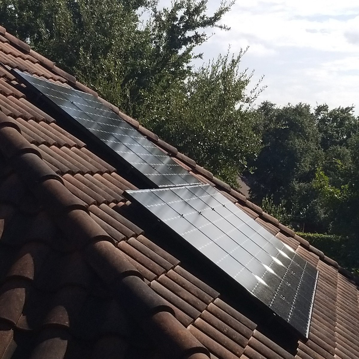 AlbaEnergy's tweet photo. Here's a lovely #solar roof we recently completed for a homeowner in #Austin! Find out how much lower your power bills could be at https://t.co/uvwNt6i5WK 

#GoSolar #SaveMoney #Texas #Green https://t.co/hVKXl0PTNg