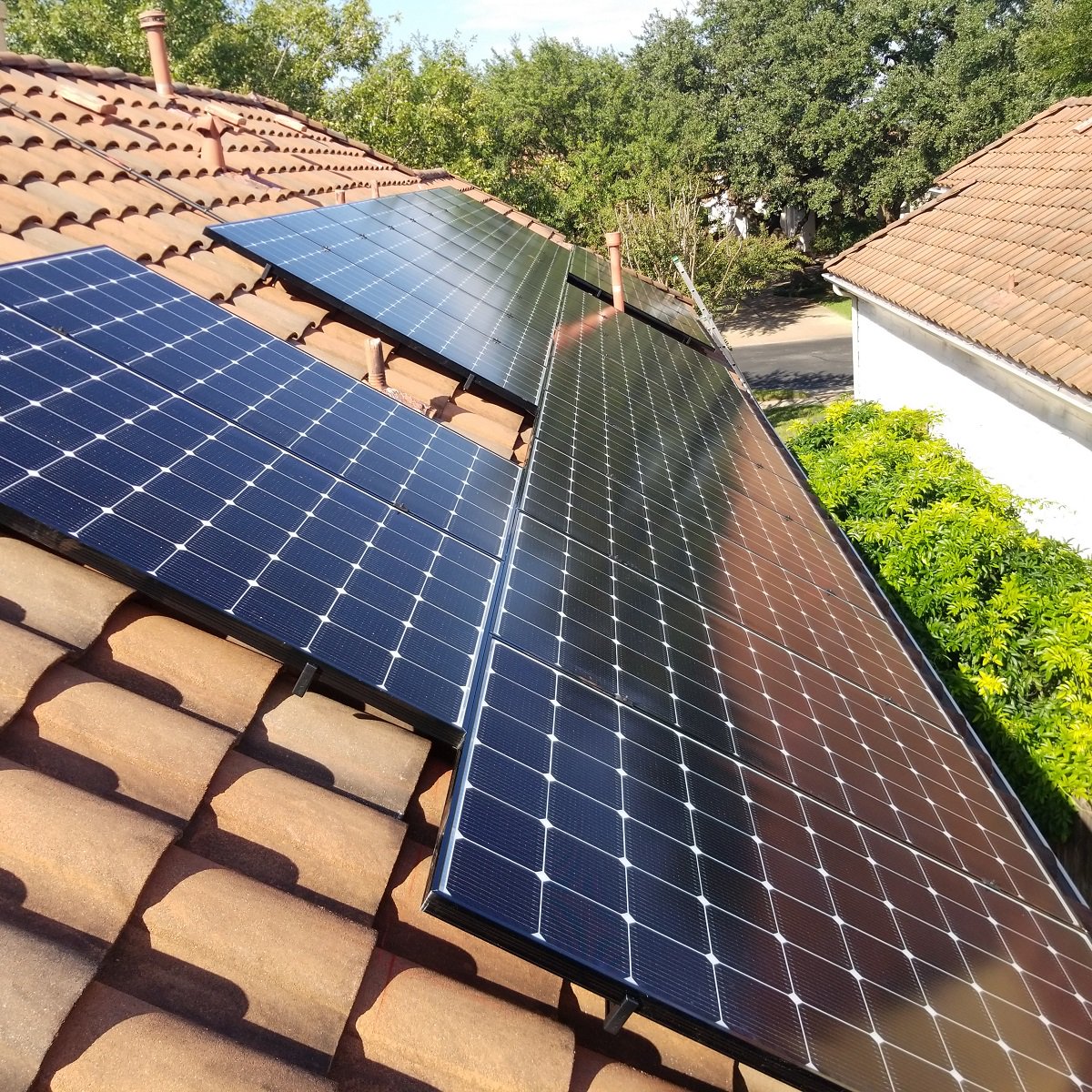 AlbaEnergy's tweet photo. Here's a lovely #solar roof we recently completed for a homeowner in #Austin! Find out how much lower your power bills could be at https://t.co/uvwNt6i5WK 

#GoSolar #SaveMoney #Texas #Green https://t.co/hVKXl0PTNg