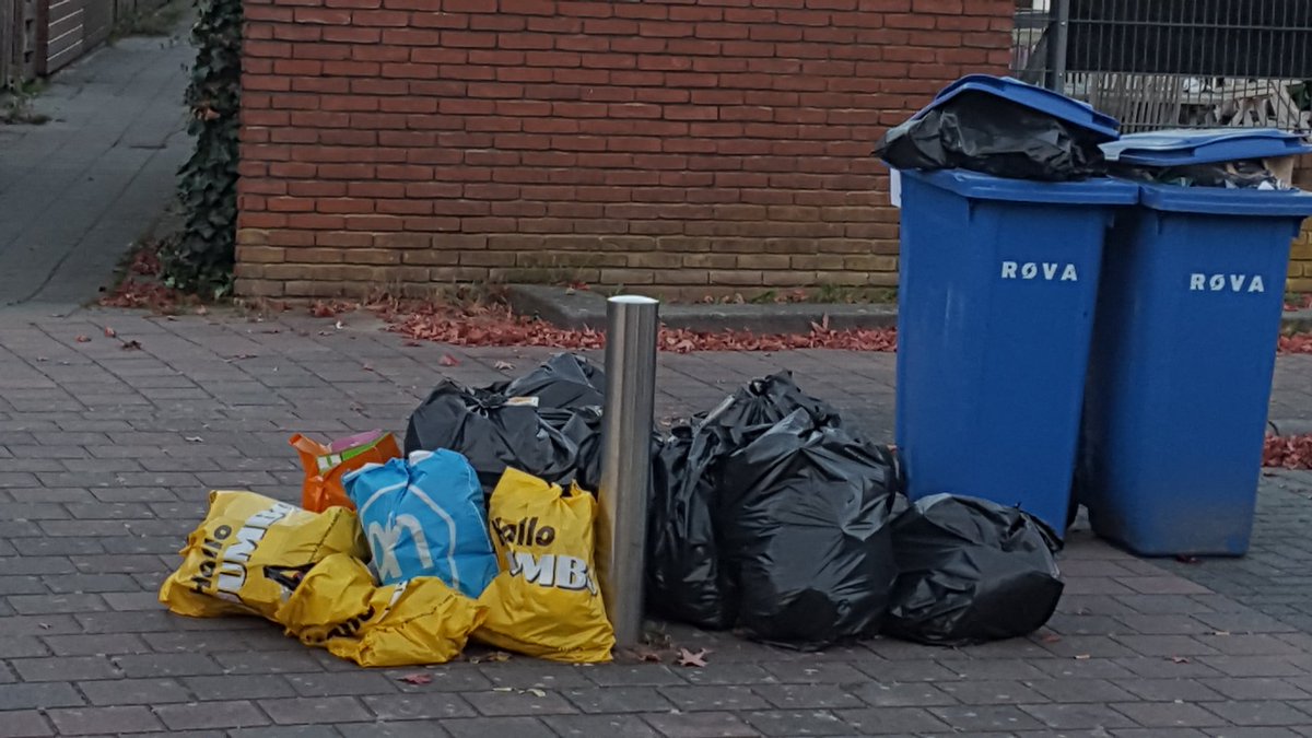 Nog niet iedereen begrijpt dat je geen huisvuil dumpt bij papier inzameling <a href="/gemeente_zwolle/">Gemeente Zwolle</a> #veerstoepstraat