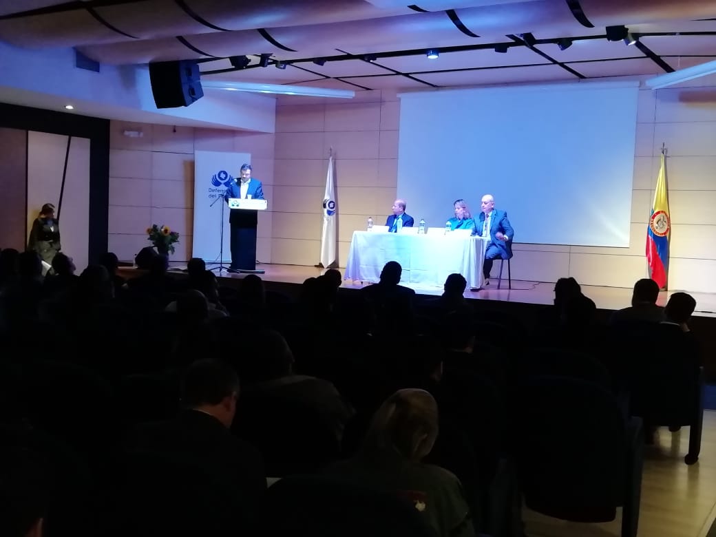 En el marco del evento, el defensor del pueblo, Carlos Negret reconoció la labor de <a href="/LeonardoGuiza/">Leonardo Güiza</a>, director de <a href="/OCMIColombia/">Observatorio Colombiano de Minería (OCMI)</a>, miembro activo de #EITIColombia por su aporte en la investigación de 'Economías ilegales, actores armados y nuevos escenarios de riesgo en el posacuerdo'