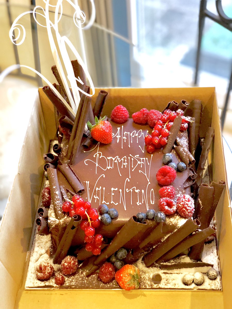 mariop2cy's tweet photo. Now if I made cakes, they wouldn’t look like this! #birthdaycake #proofisinthetasting #cakegoals https://t.co/4yPGosrBE6