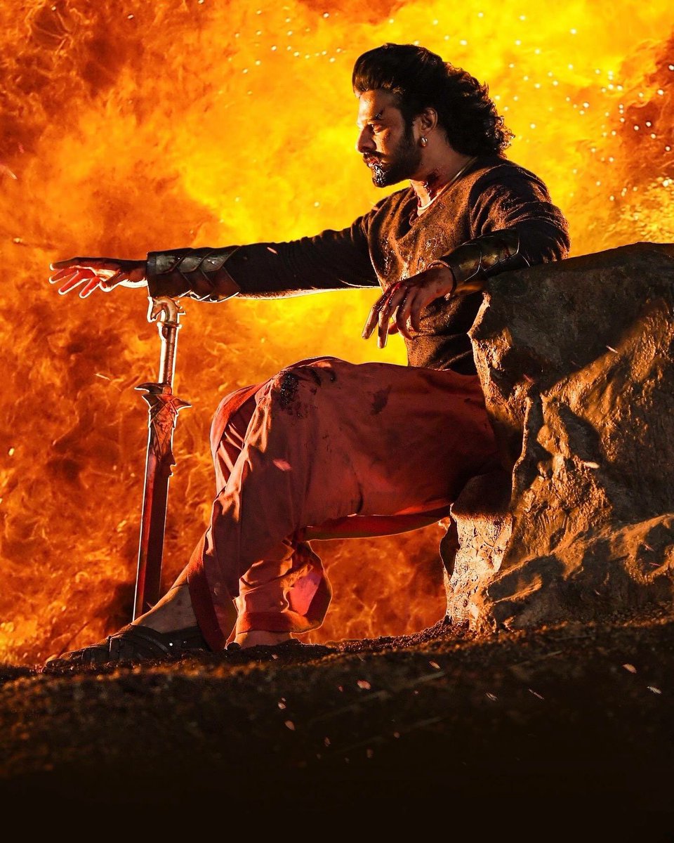 PrabhasRaju's tweet photo. One of the best scene ever in the history of Indian cinema and his screen presence made the audience slip to the edge of the seat.Goosebumps got its definition in the form of this man.
Jai Mahishmathi 🚩
#HappyBirthdayPrabhas #Prabhas https://t.co/YIeL7ZCDyi