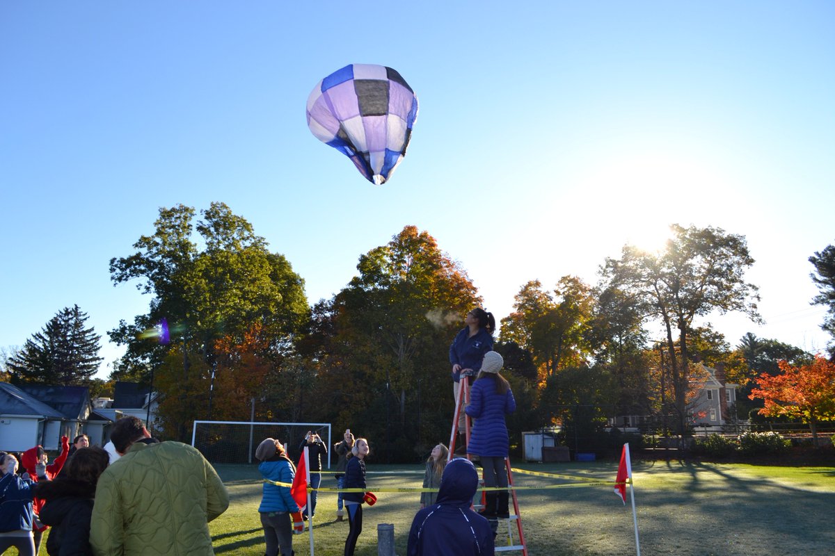 TenacreSchool's tweet photo. 5th grade hot air balloon science project was a huge success this morning! A perfect day for this annual tradition. #scienceiselementary #tenacretraditions https://t.co/huReXxJGWR