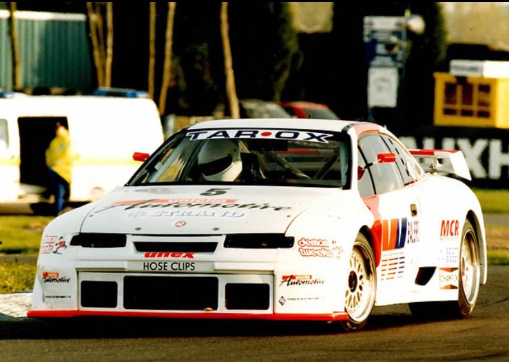 Thundersaloons's tweet photo. From The Archives:  Bill Shepherd &amp; Nick Whale with the mighty Vauxhall Calibra / Pontiac 6600cc V8 #Thundersaloon at Donington Park 1994.

( 📸B.ShepherdMustang) https://t.co/SNZgEqqTpX