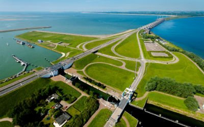 Op 15 november, wanneer de #Haringvlietsluizen 47 jaar bestaan, stelt minister Cora van Nieuwenhuizen (Infrastructuur en Waterstaat) samen met bestuurlijke partners het #Kierbesluit officieel in werking. bit.ly/2Jb6UP8
