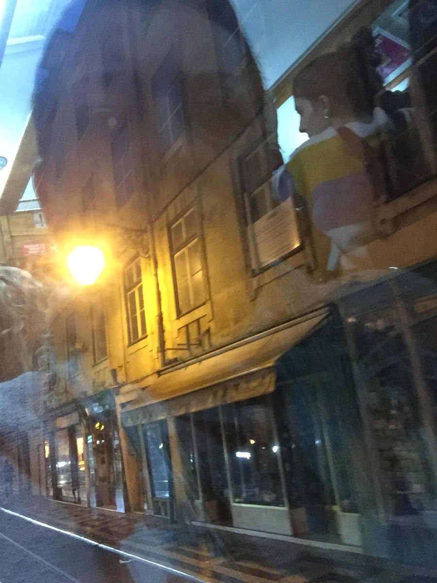sweet_sauce's tweet photo. Lisbona dal tram 28 https://t.co/YqXVdIURKN