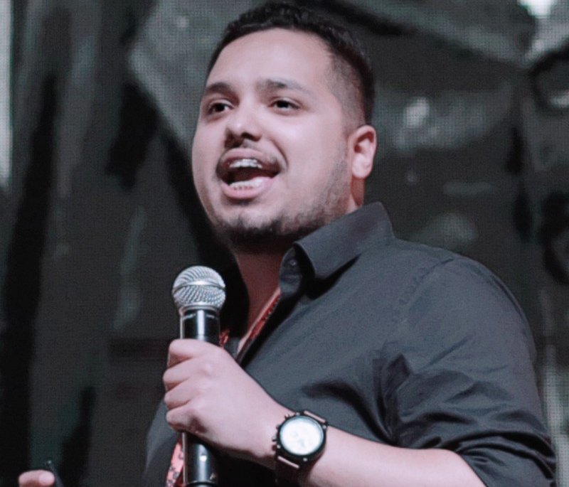 “La #pasión es una cosa bastante aterradora porque si tienes pasión, no sabes a dónde te llevará.”
-Krishnamurti