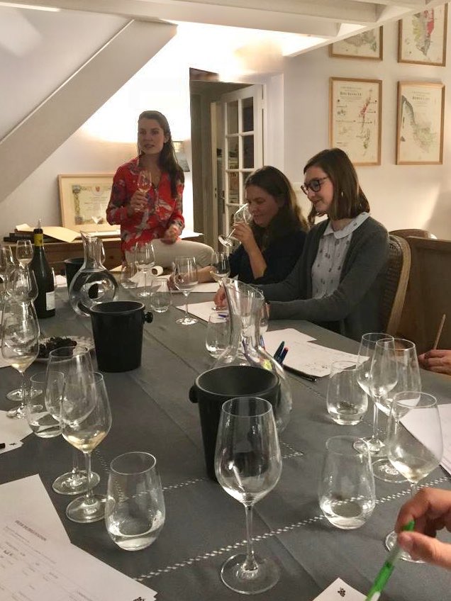 _ConstanceA's tweet photo. Joie et fierté d’illustrer mes cours de dégustation avec de superbes flacons @iDealwine✨
Grace à eux, j’ai pu développer l’influence du cépage et de l’action de l’homme sur le goût du #vin.
Coup de ❤️ unanime pour cette sélection. #ilovemyjob #lesvinsdeconstance https://t.co/UPxmEMknlh