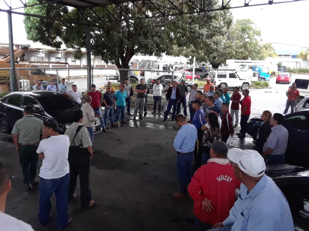 oswaldomendezm's tweet photo. Trabajadores de corpoelec lara reunidos en repudio a la actual situacion laboral! Eximos y necesitamos la actualizacion de las tablas salariales un HCM decente y nuestra convencion colectiva! https://t.co/VOeyFAJqVM