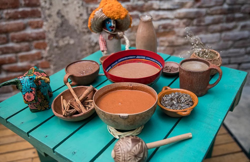RadioMujer927FM's tweet photo. ¿Sabes qué une al chocolate, al tepache, y al pulque? ¿No?🤨🤤
Hoy #MundoFoodie ¡hablamos todo sobre cocina y bebidas prehispánicas! 🍫🍯🌰☕
@CocineroAriel, Chef Gerardo Montoya y Rocío Medrano experta en cacao ya los esperan 😉🤗
#RadioMujer927FM 🎙
#ElPoderDeTuIntuición 🔮 https://t.co/DciyACN7Qt