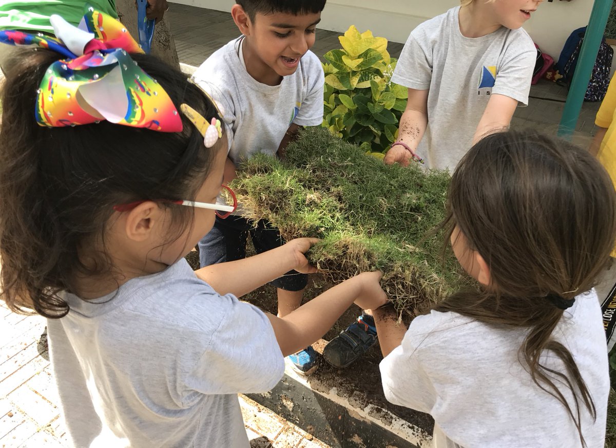 UbunifuLab's tweet photo. @istafrica Grade 1+2 @RootsandShoots ASA students started work on their butterfly garden today! So much fun! #istafricalearns #greatcampaign #dirtisgood @JaneGoodallInst https://t.co/IxoggtPAxz
