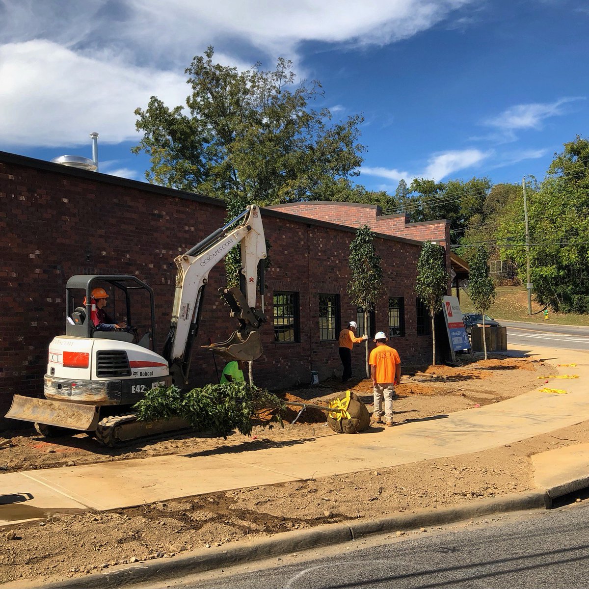 Hunter_Trees's tweet photo. Slender Silhouette Sweetgum being installed by Quality Creative Landscaping at the new @martinsbbq in Cahaba Heights, AL #huntertrees https://t.co/JLH96PitF1