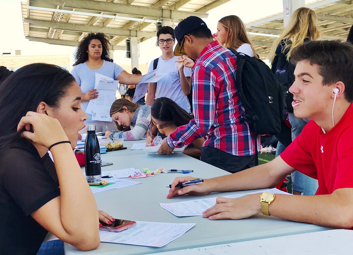 IndeIndivisible's tweet photo. 🗳Today is last day to #RegisterToVote in California! @IndeIndivisible registered 1000 new voters this fall in San Diego‘s #CA50, energized teenagers ready to change their world 🙋🏽‍♀️🙋🏼‍♂️🙋🏿‍♀️🙋🏻‍♂️🙋‍♀️🙋🏾‍♂️
#VotingIsMySuperpower https://t.co/JBVhFhs6Bf
