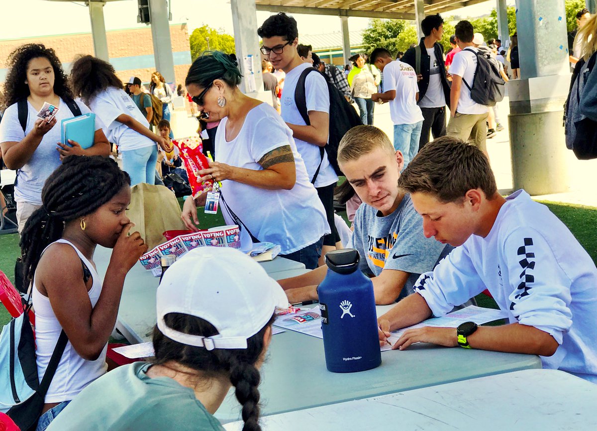 IndeIndivisible's tweet photo. 🗳Today is last day to #RegisterToVote in California! @IndeIndivisible registered 1000 new voters this fall in San Diego‘s #CA50, energized teenagers ready to change their world 🙋🏽‍♀️🙋🏼‍♂️🙋🏿‍♀️🙋🏻‍♂️🙋‍♀️🙋🏾‍♂️
#VotingIsMySuperpower https://t.co/JBVhFhs6Bf
