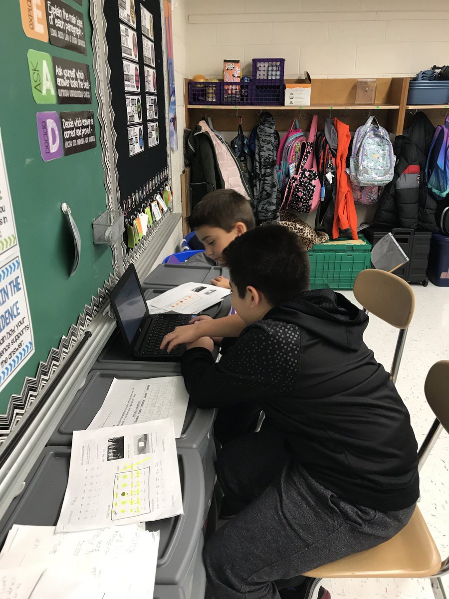 MTL_Phelan3rd's tweet image. Working collaboratively to create our weather reports! #meteorologists #weather #climatepatterns #teamphelan