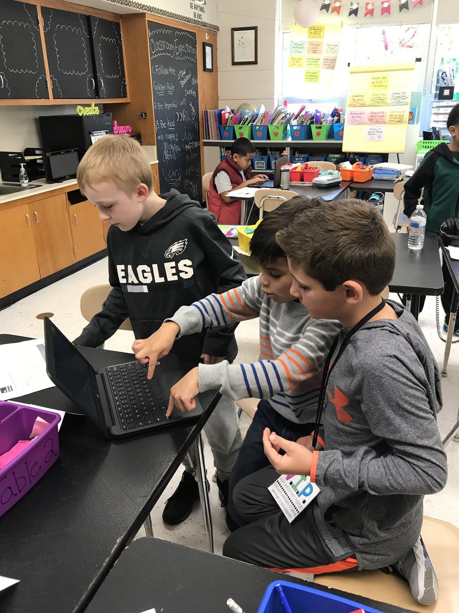 MTL_Phelan3rd's tweet image. Working collaboratively to create our weather reports! #meteorologists #weather #climatepatterns #teamphelan