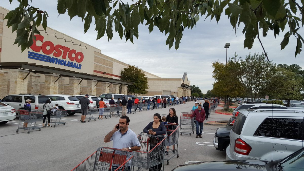 Wesley_S_Lewis's tweet image. PICTURED: South Austin residents who don't own pots.

#AustinWater #BoilWaterNotice #ATX #ATXfloods