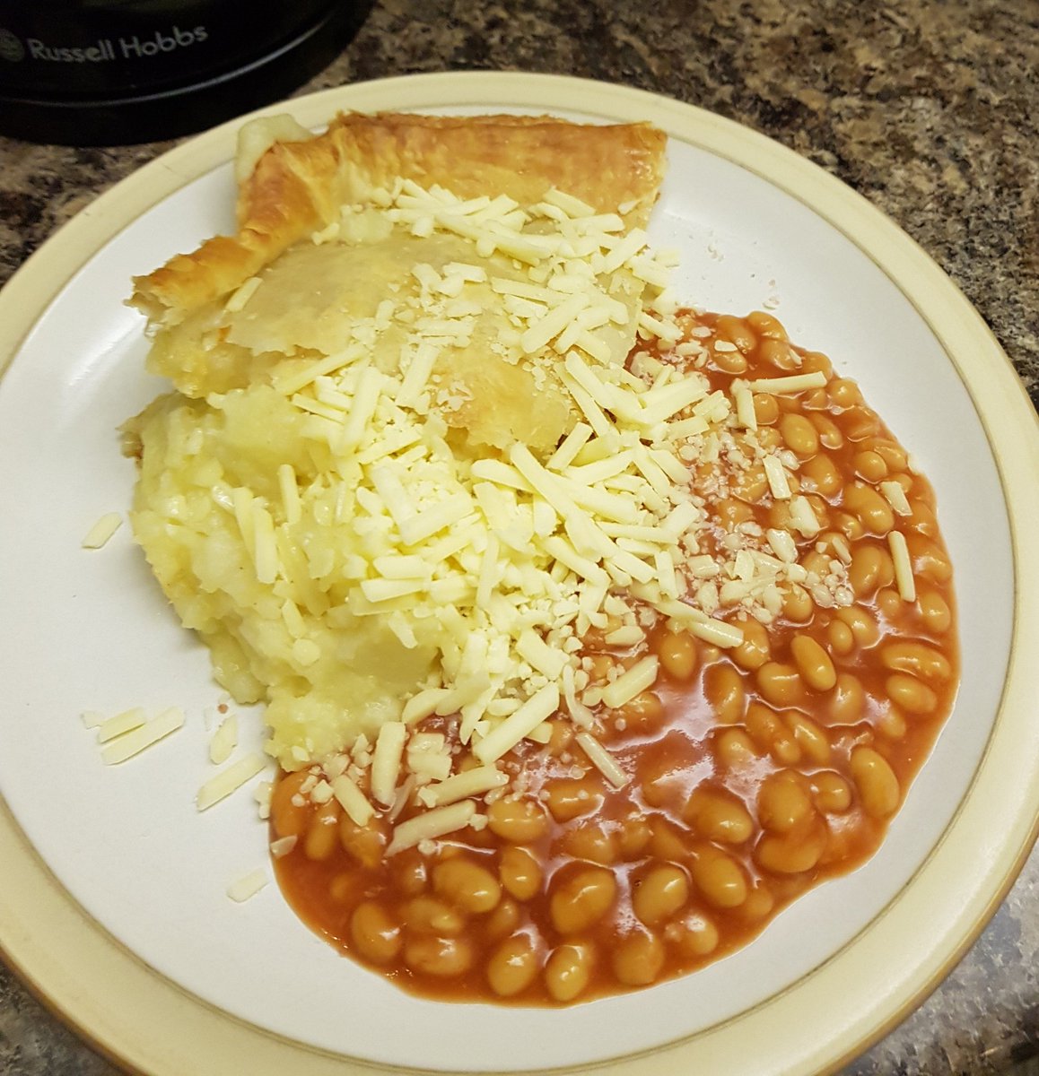 FabFodder's tweet photo. A classic prestonian dish tonight. Homemade butter pie with cheese and beans #vegetarian #preston #easyteas #yummyfood #winterwarmer https://t.co/Trxg8CurWZ