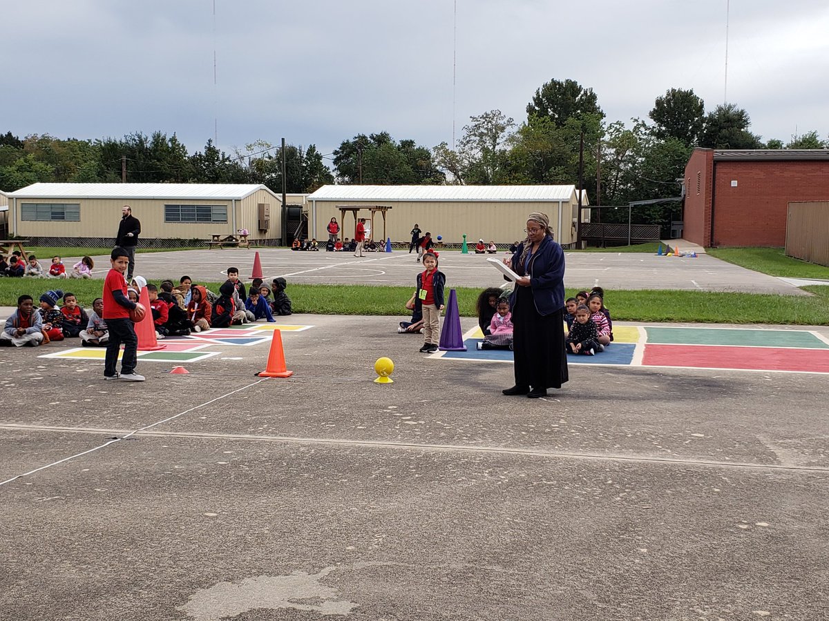 GeromeWiltz's tweet photo. @GrayElemEagles @SADubberke @GrayES_library @TheeCoachLee @LAshley2016 #PuntPassKick. Mrs. Maloy volunteered during her conference to help. https://t.co/qOGjfUPwFD