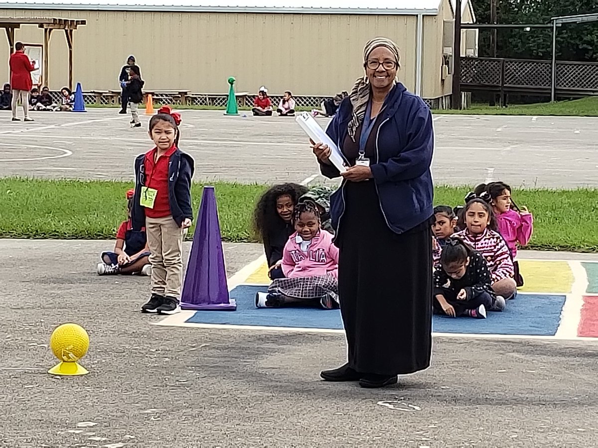 GeromeWiltz's tweet photo. @GrayElemEagles @SADubberke @GrayES_library @TheeCoachLee @LAshley2016 #PuntPassKick. Mrs. Maloy volunteered during her conference to help. https://t.co/qOGjfUPwFD