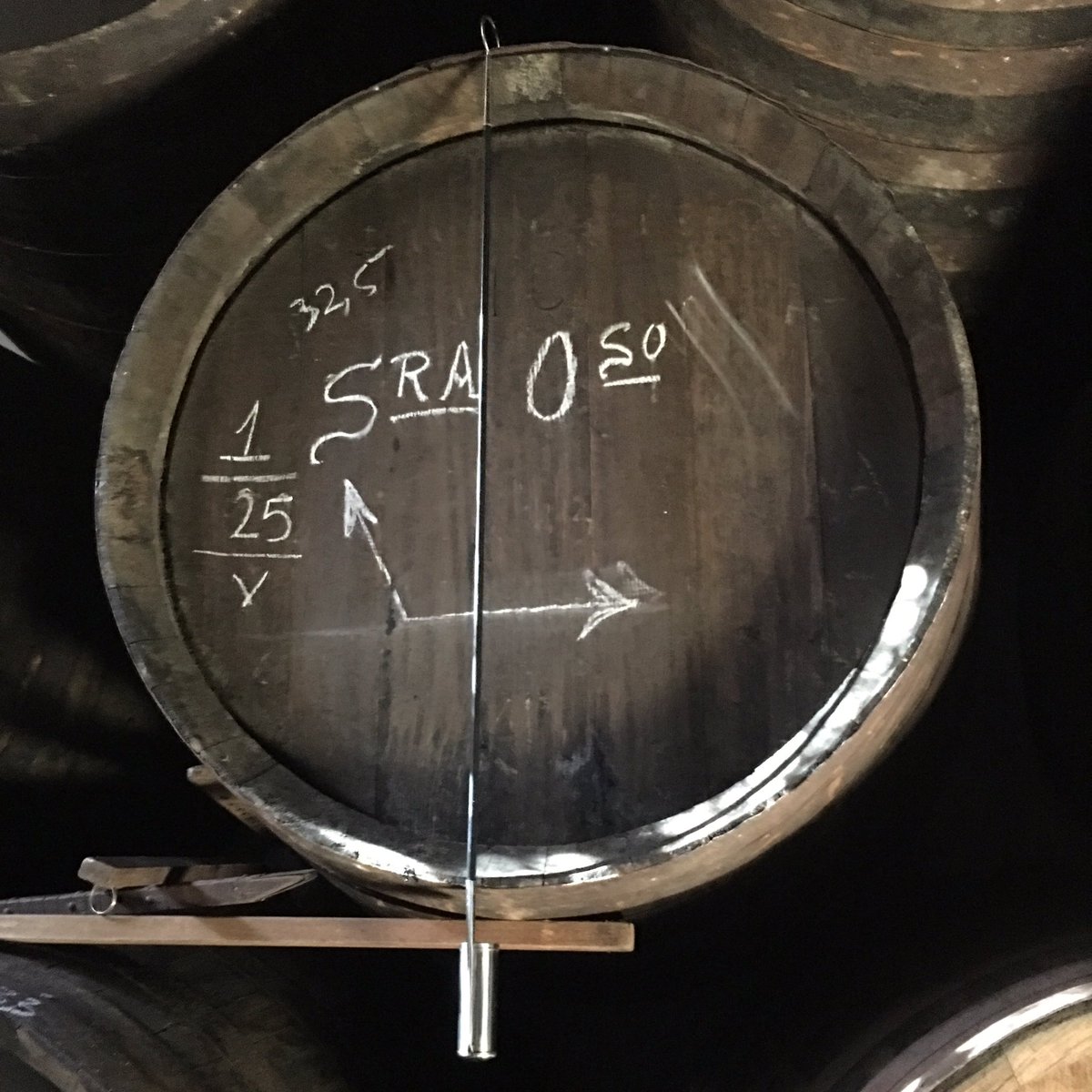 RocioUrium's tweet photo. Solera de Oloroso uno en veinticinco.
#solera #oloroso #botajerezana #venencia #aspilla #luzatravesdelesteron #vinosdejerez #sherrywines #sherrylovers #sherryweek #sherrycask #urium #bodegasurium #bodegadejerez https://t.co/wufUUSpFif