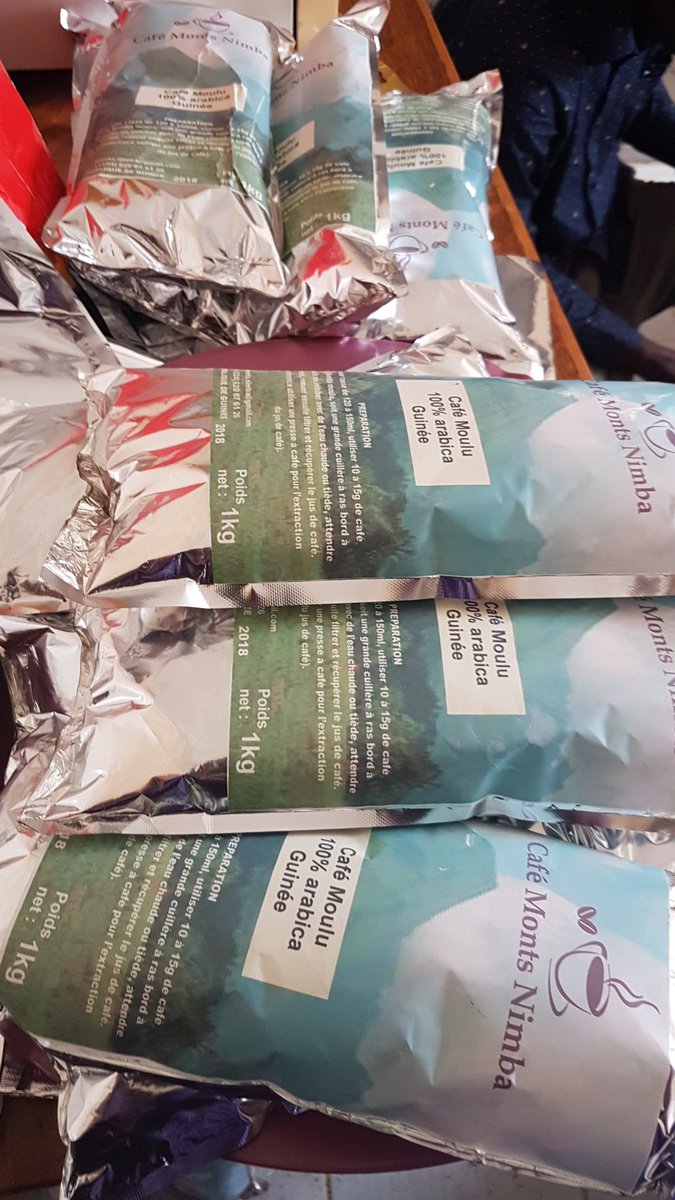 cafemontsnimba's tweet image. Nous vous présentons nos premiers jets de café moulu en paquet d' 1 kg et de 250 g, made in Guinea à  l'initiative des femmes agricultrices membres de la #Cfaad #CafeMontsNimba 
#agroBusiness #SADEN2019 
 @MIPPP_Guinee @APIP_Guinee @MohamedKagnass1 @manudollfus @TidianeDiop1