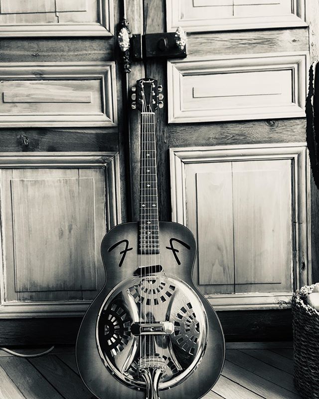 dlee_music's tweet photo. Rosie in session.. Monday Funday🎶 #ilovemusic #mood #vibe #groove #writing #melody #lyrics #rythem #fenderresonator #soulmusic #blues #folkmusic #breathe #thespirit #spreadlove #beopen #befree #behumble #expressurself #musician #singersongwriter #gypsyman #paris🗼 https://t.co/HkY5Sk5u7R