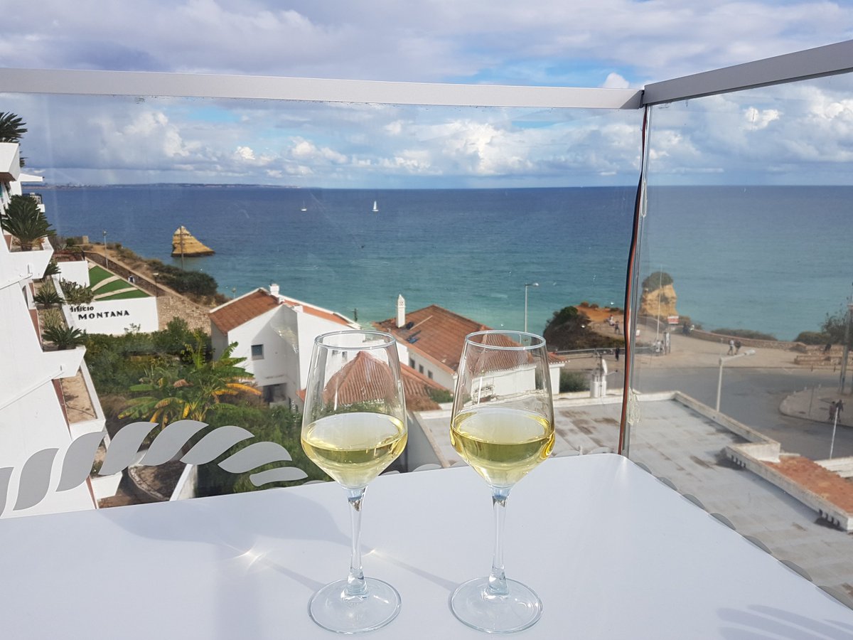 algarvetweets's tweet photo. #HappyMonday everyone! 🤗 Wondering where we've been? We've had the BEST EVER #Algarve Style week-long 40th birthday celebration!! We dressed up, alfresco wined &amp; dined, did a tourist train pub crawl via a rooftop bar, the beach &amp; marina. The warmest of welcomes all the way! 🥳🍾 https://t.co/xvlZ2006AE