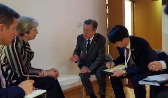 이게 한국.영국 정상회담...? 복도에서..ㅋ