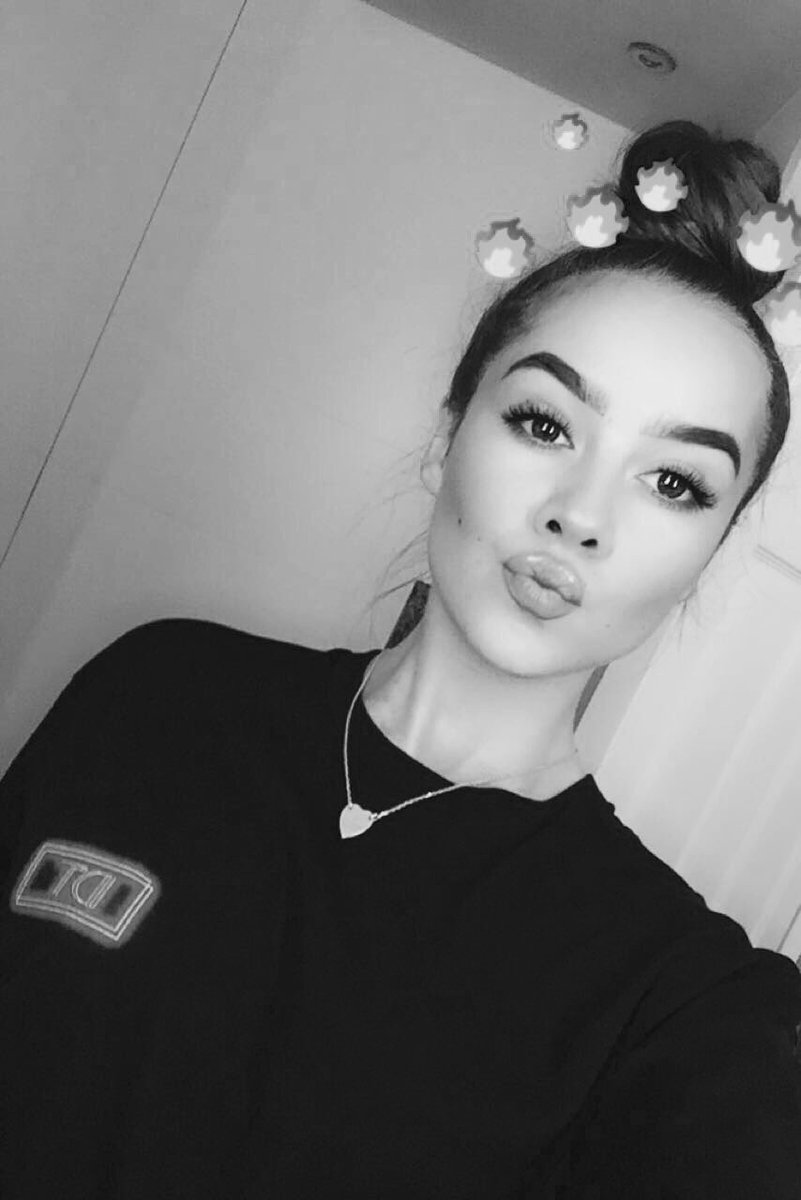 graysonsgooch's tweet photo. Happy Early Tuesday from my Merch and I x
#tuesdayselfie #dolantwinstuesday #dolantwinsmerch 
@GraysonDolan @EthanDolan 🧡 https://t.co/Sc6ypKhJme