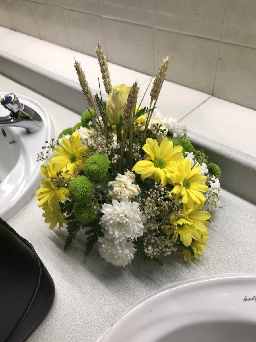 Joannemalin7's tweet image. Who doesn’t love fresh flowers in the ladies loo #classytouch @UttoxeterRaces #tasteofstaffs