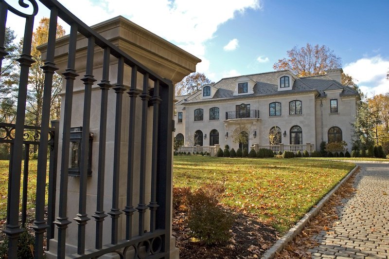 Happy Monday! Fall is finally here and as we adjust to the changing colors of the leaves, we still can't get enough of our Vanderbilt Classic® stone veneer in silver buff. #NaturalStone #LivingInLimestone #UseNaturalStone #IndianaLimestone