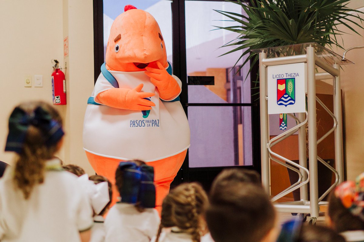 Cai (valiente en seri) es un pequeño monstruo naranja, amigable y divertido🤗, que acaba de llegar a una nueva escuela, dispuesto a integrarse a un nuevo grupo. Se enfrenta al acoso, y gracias al apoyo de algunos compañeros y su maestra, sale adelante. 

#PasosParaLaPaz